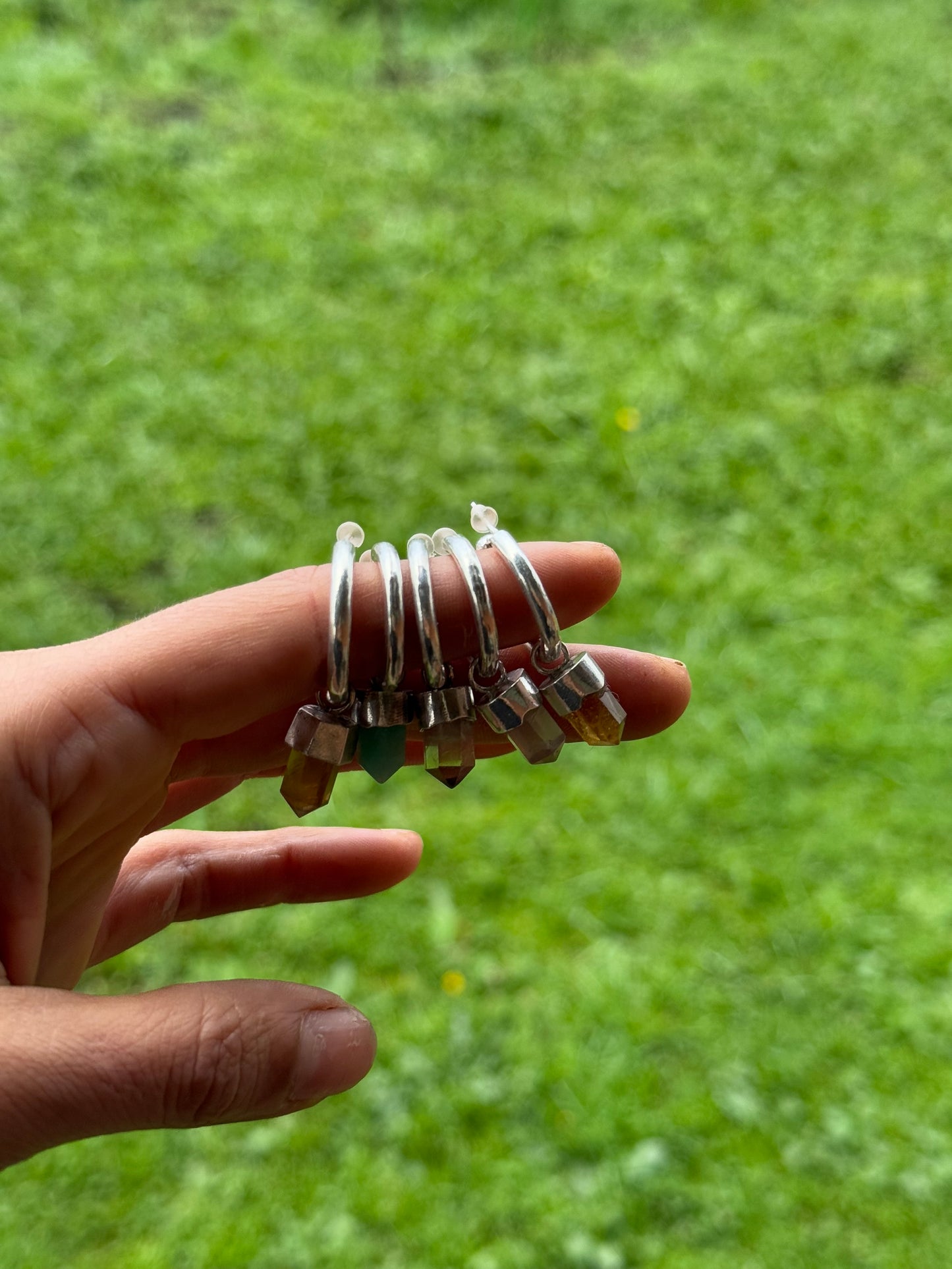 Argolla gruesa con piedras