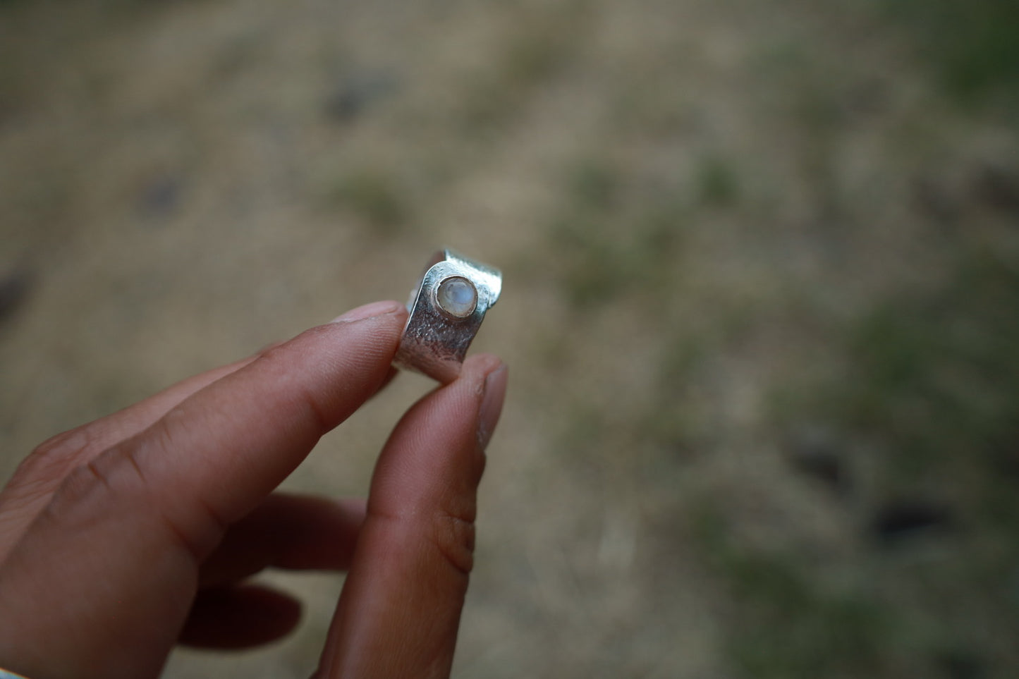 Anillo textura piedra luna