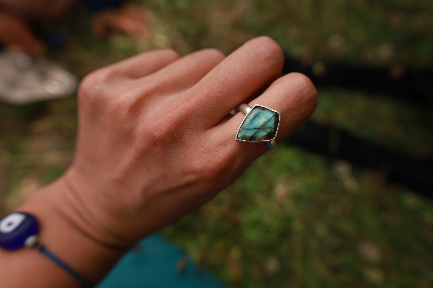 Anillo “prisma” labradorita