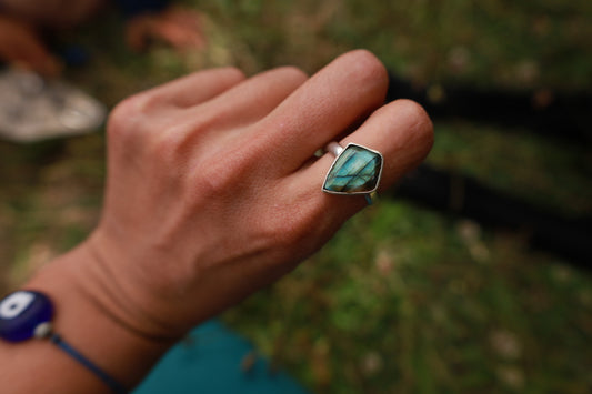 Anillo “prisma” labradorita