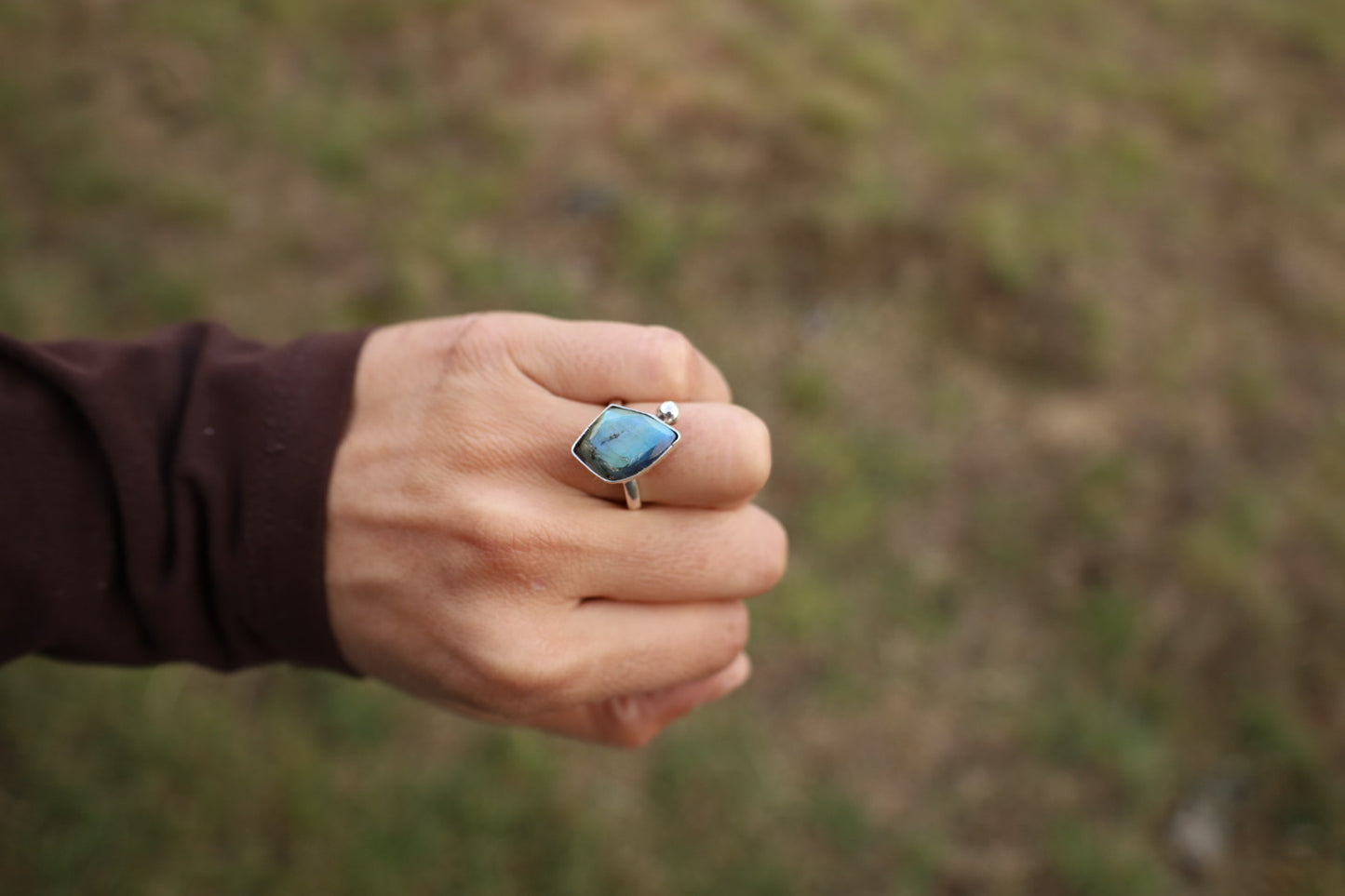 Anillo prisma labradorita azul