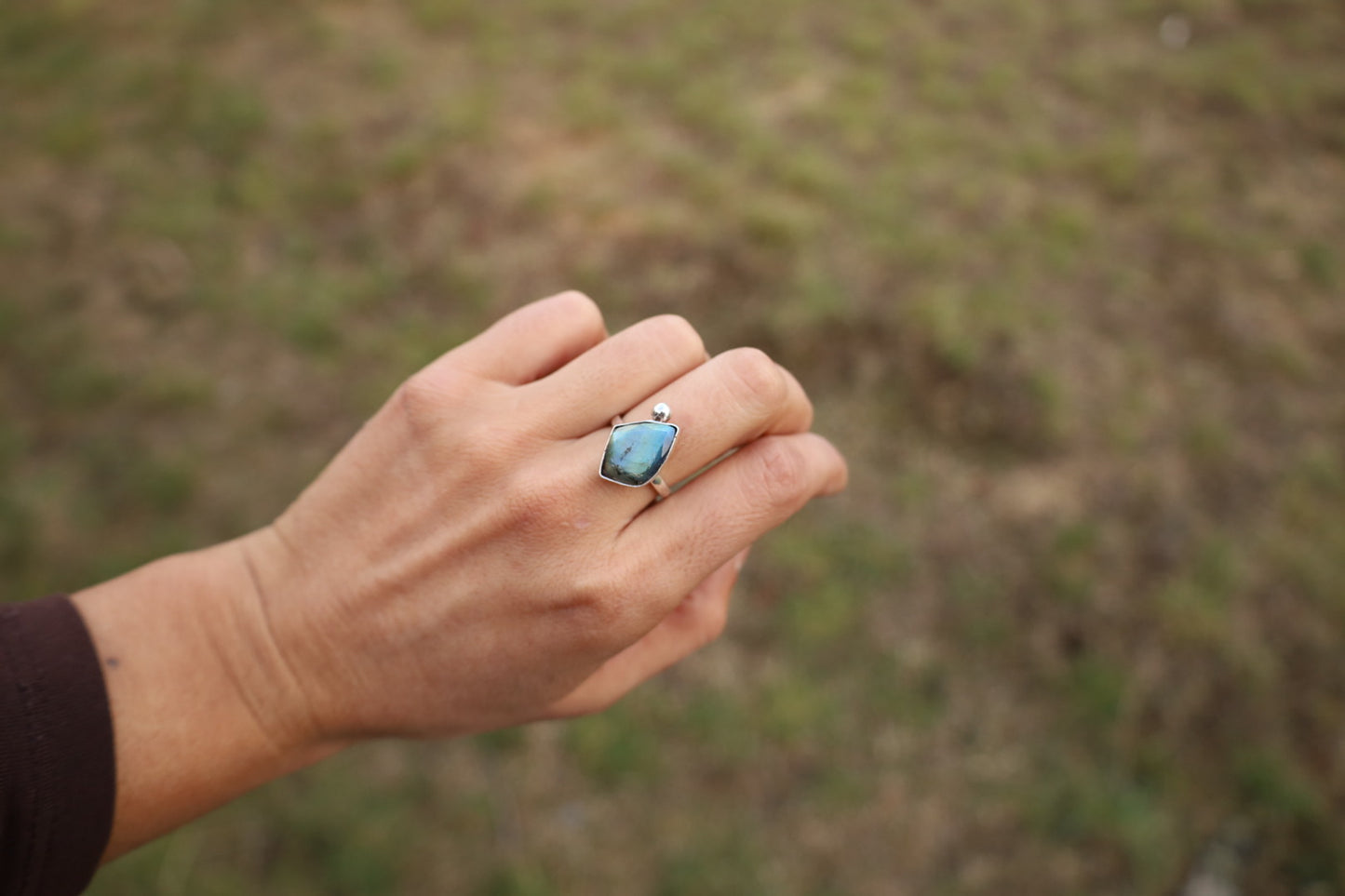 Anillo prisma labradorita azul