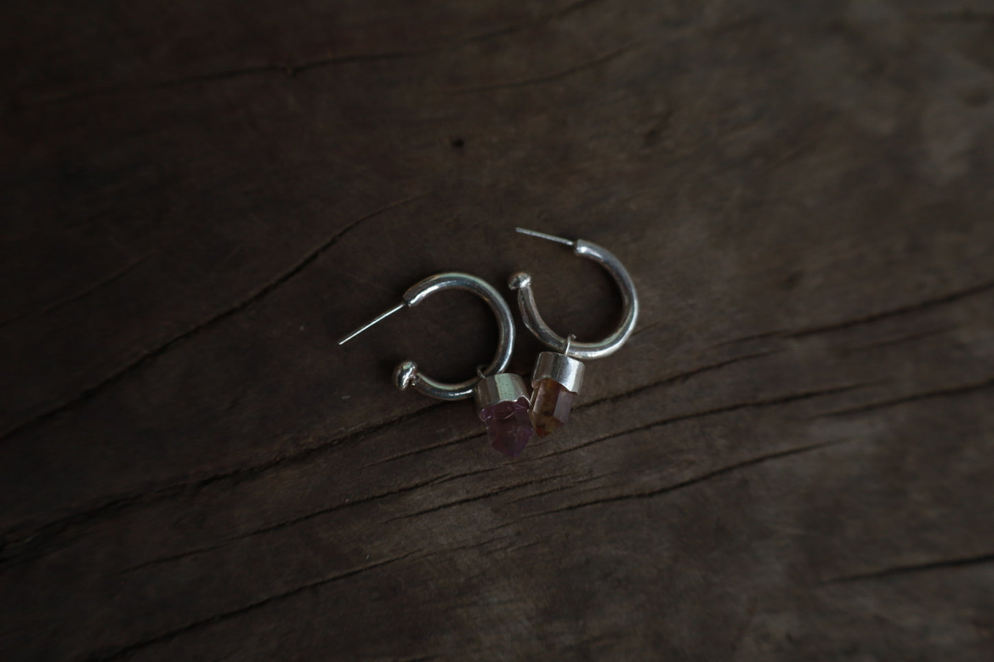 Argolla gruesa con piedras