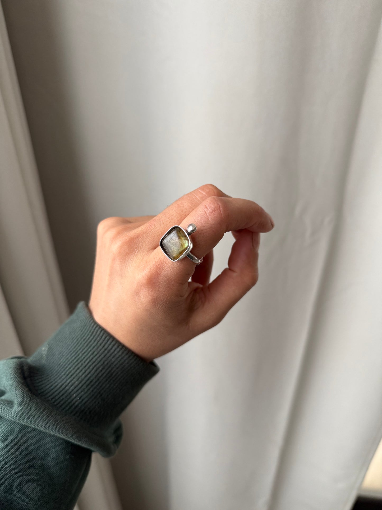 Anillo labradorita