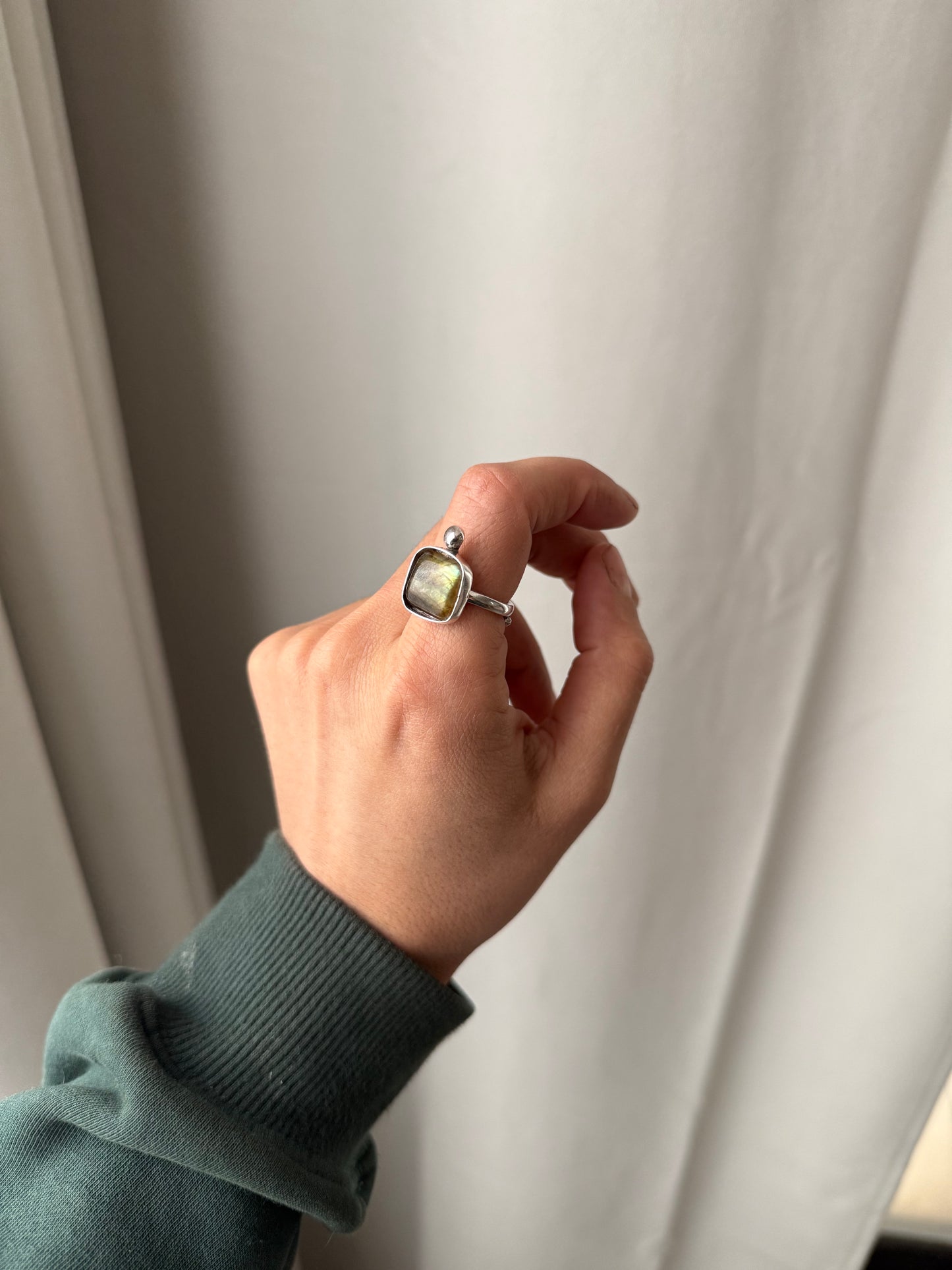 Anillo labradorita