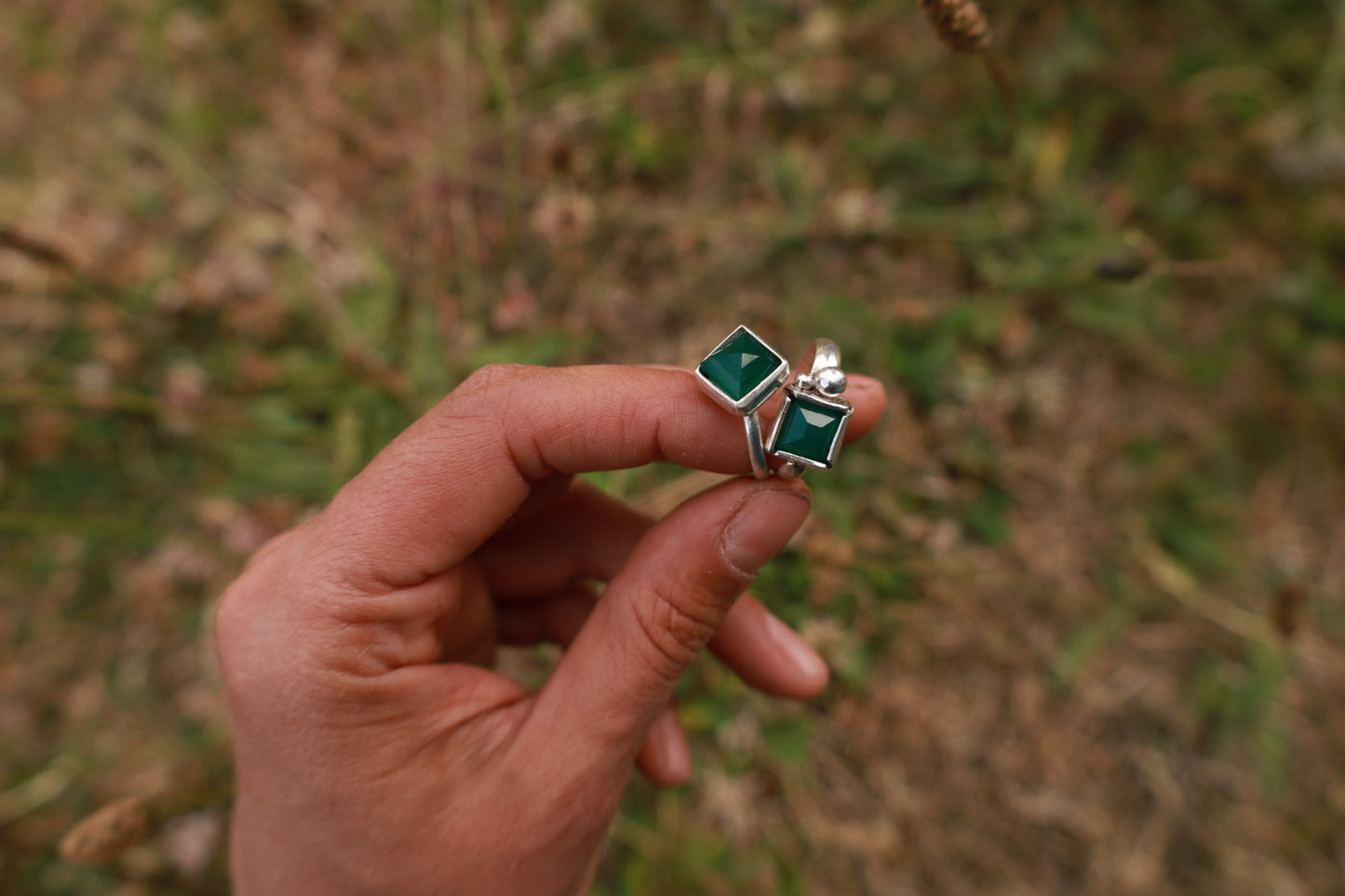 Anillo ónix verde pelotas