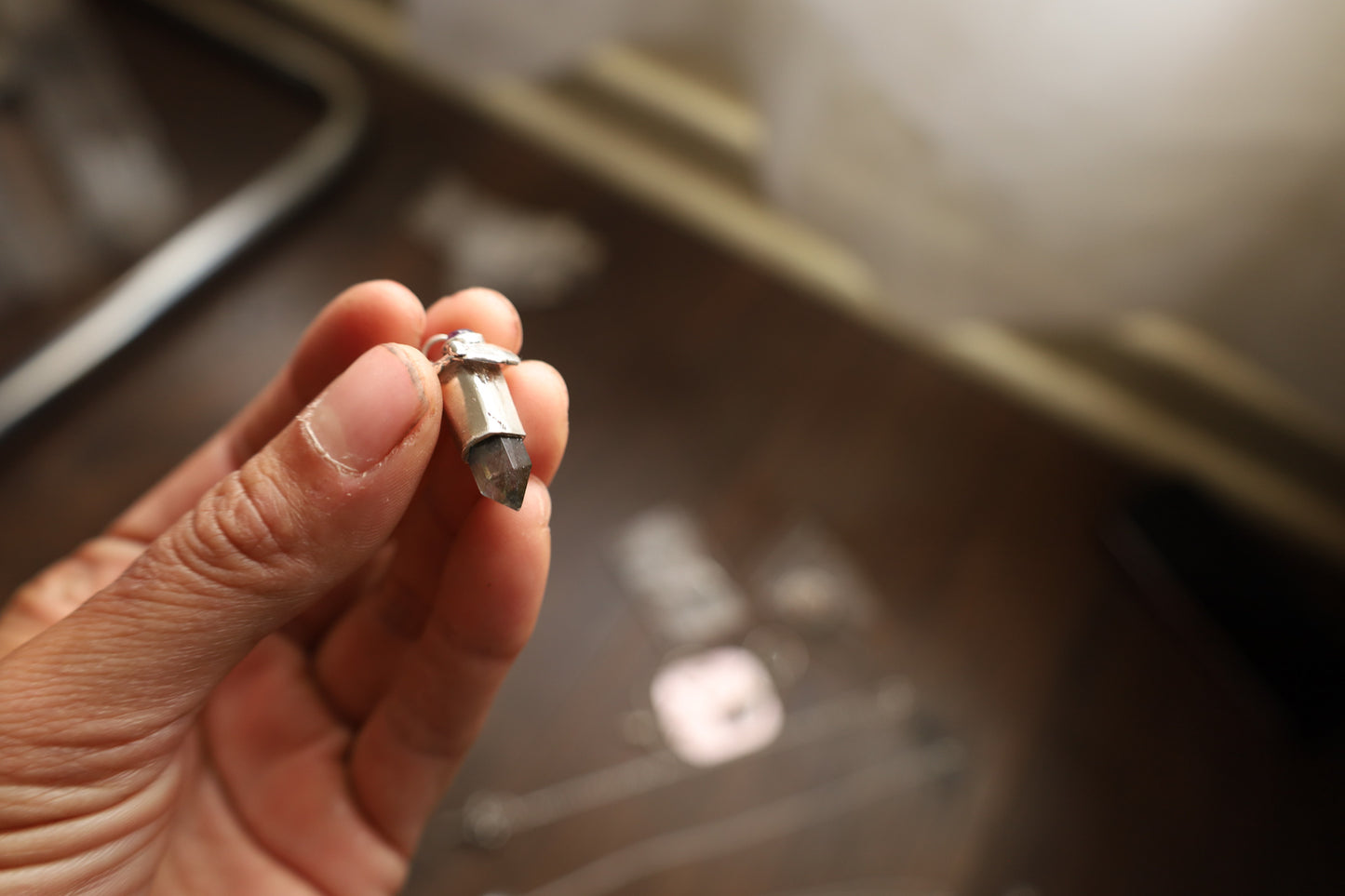 amuleto de honguito con piedras