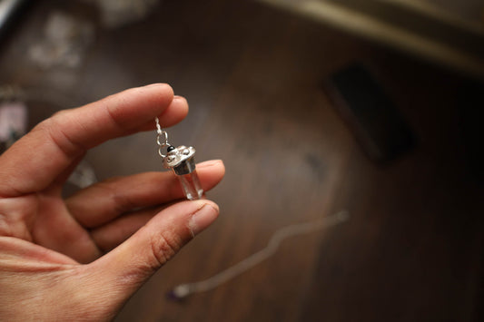 Amuleto honguito cuarzo blanco/onix