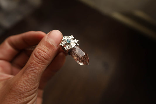 Amuleto lodolita con topacio azul