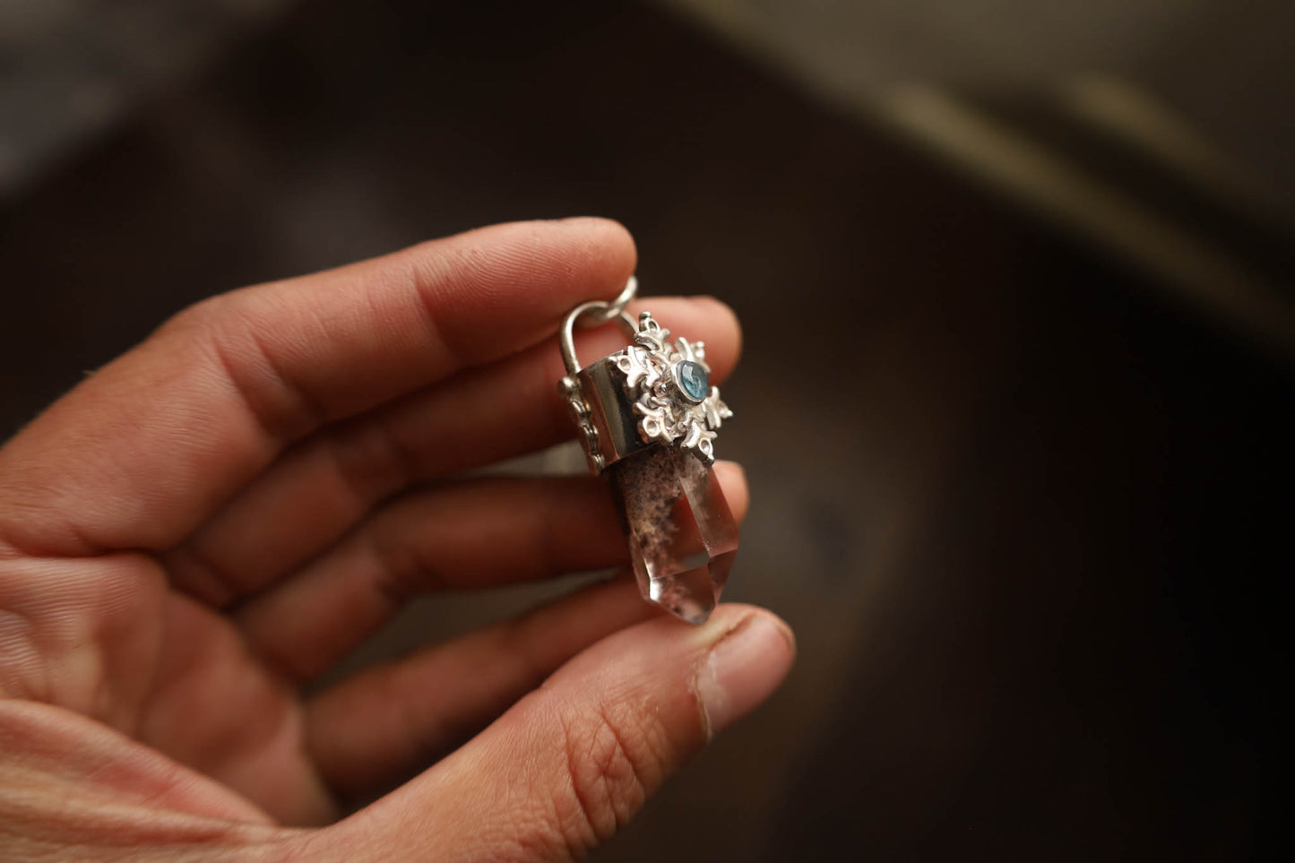 Amuleto lodolita con topacio azul