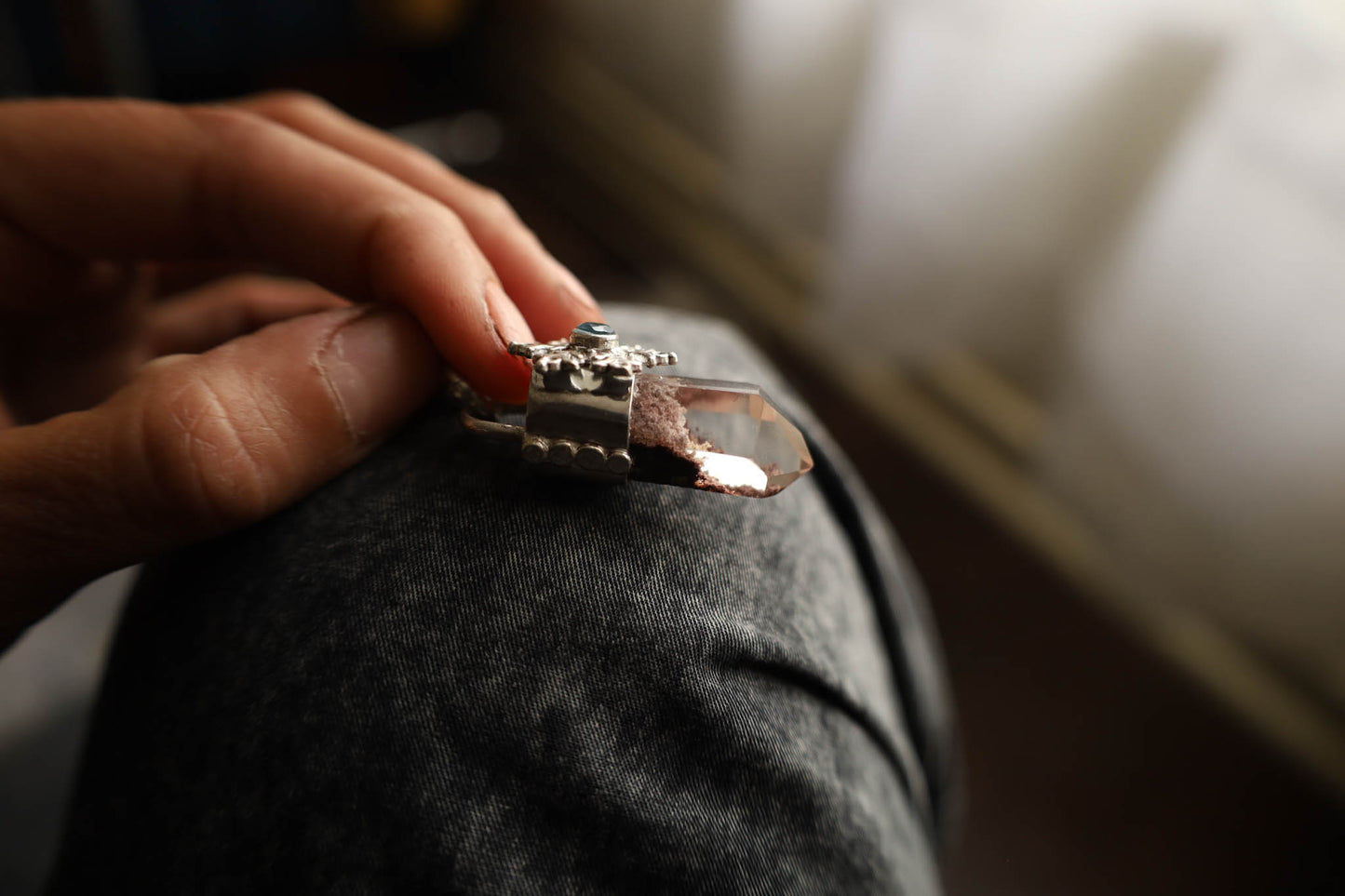 Amuleto lodolita con topacio azul