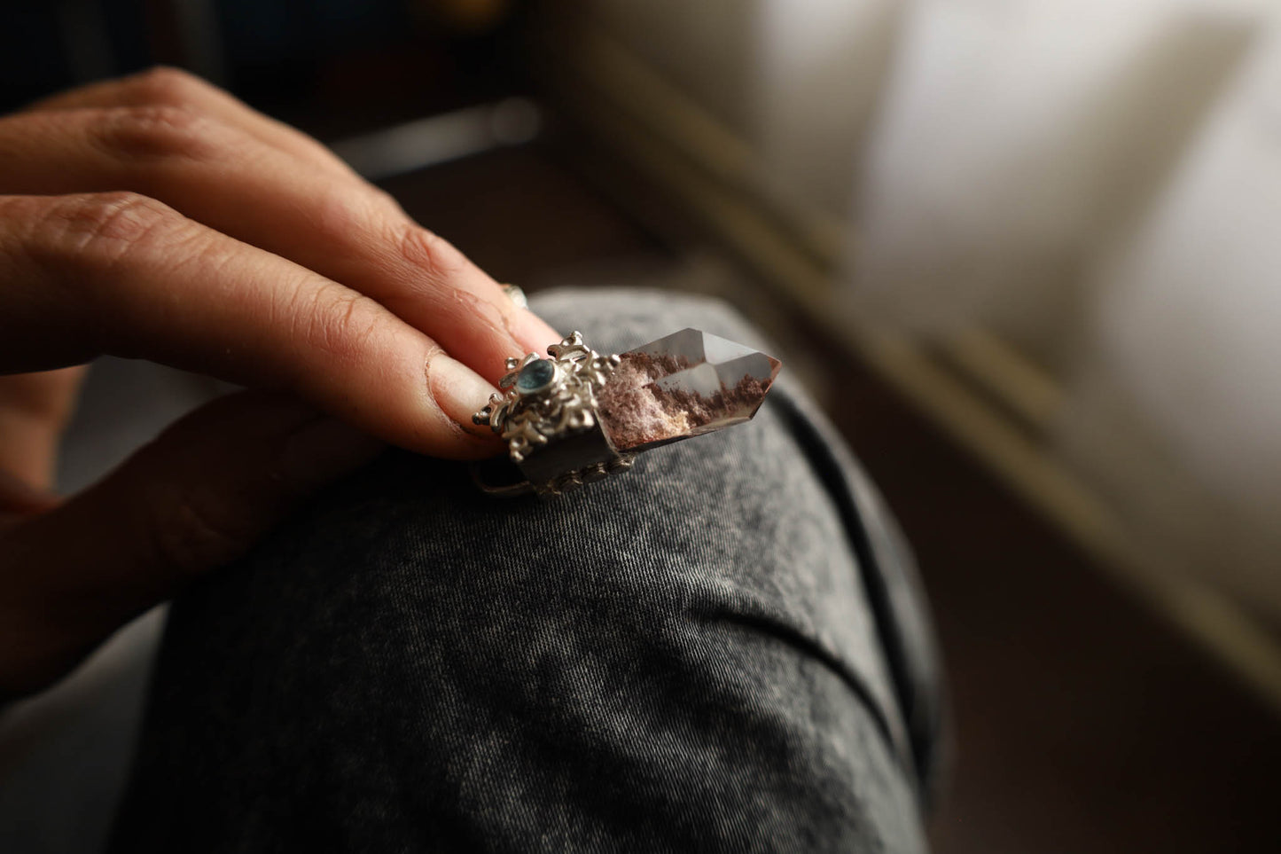 Amuleto lodolita con topacio azul