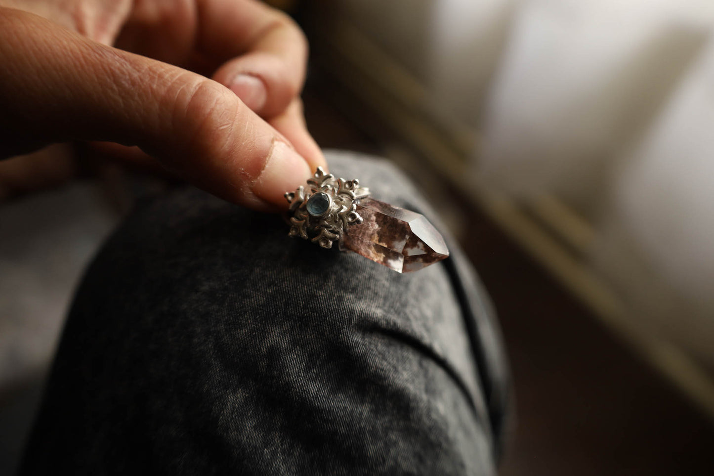 Amuleto lodolita con topacio azul