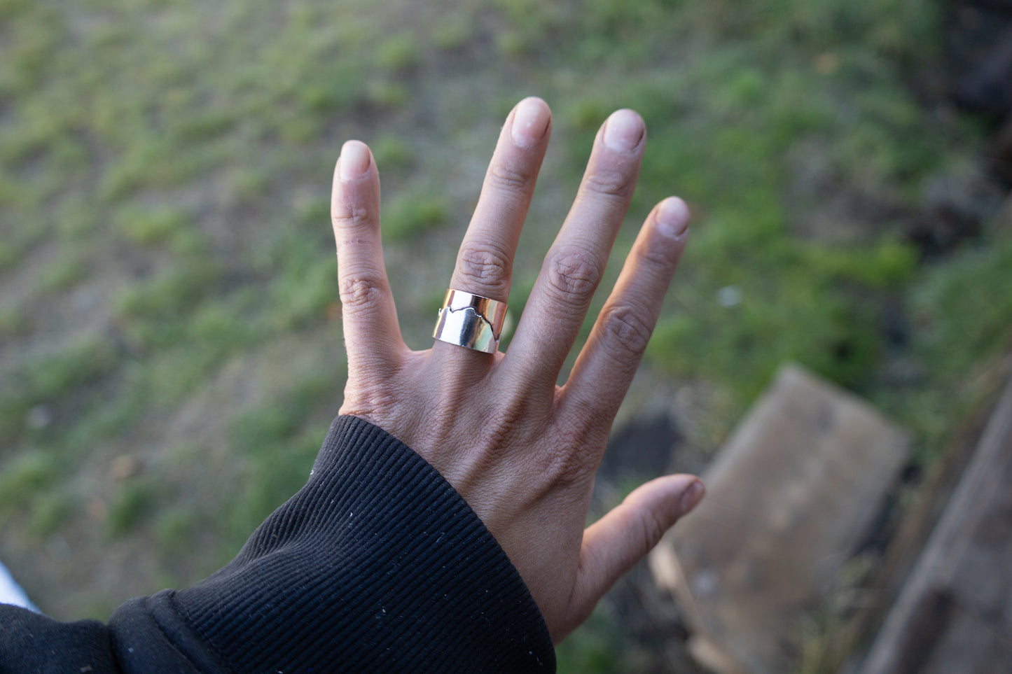 Anillo montañoso cobre y plata
