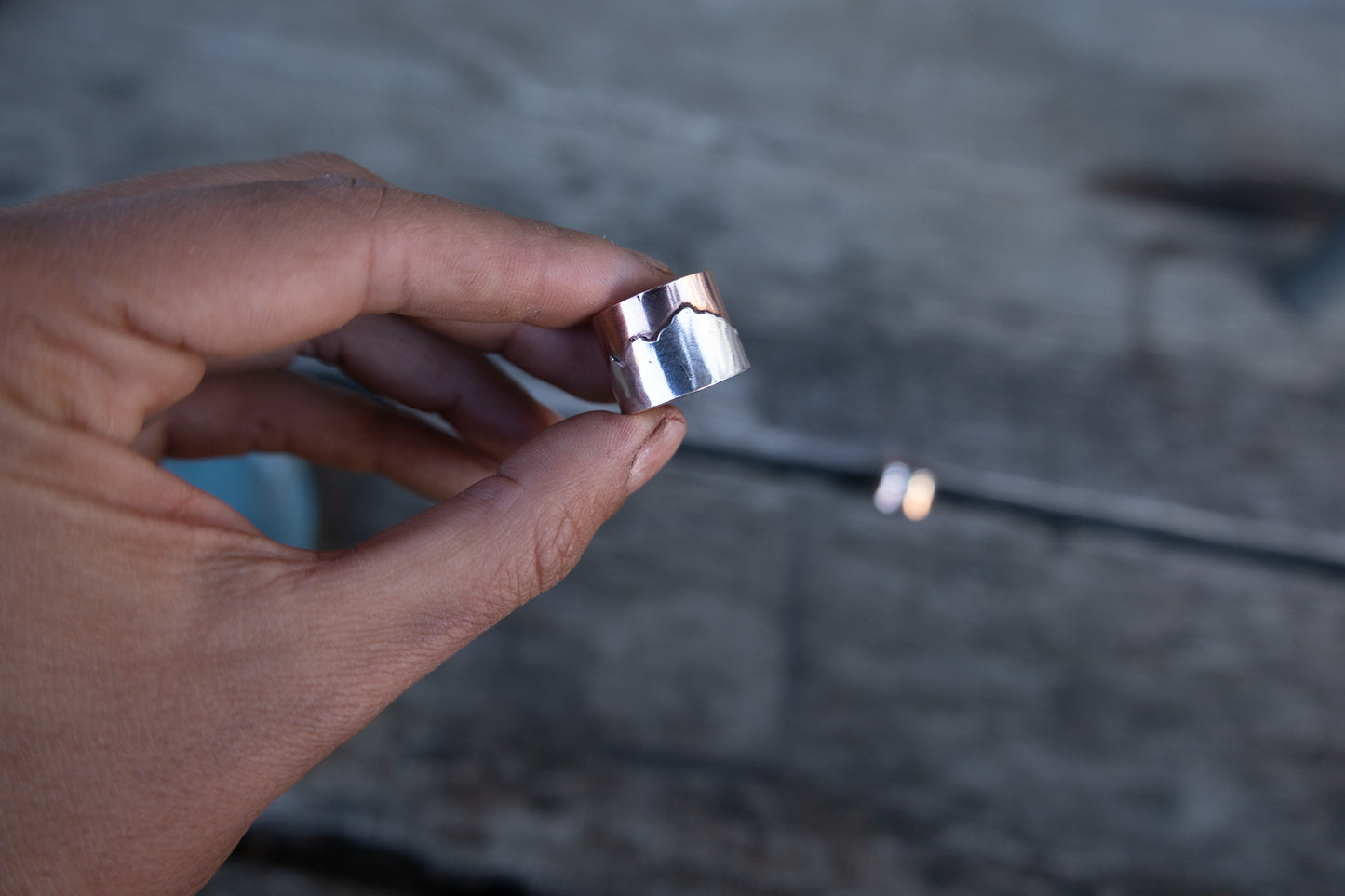 Anillo montañoso cobre y plata