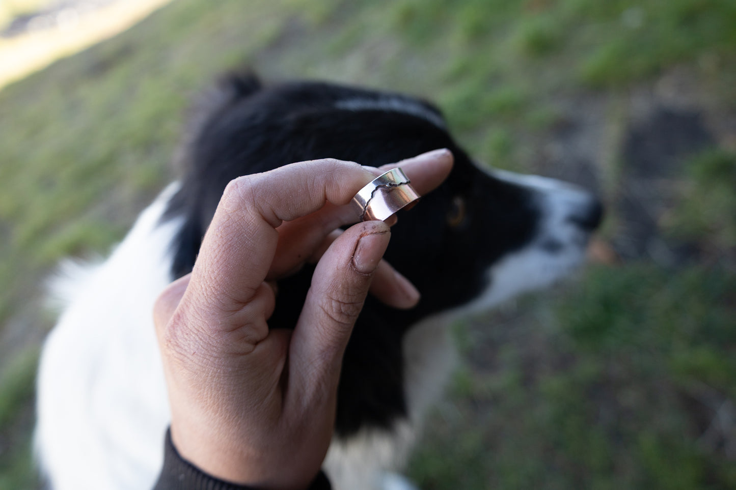 Anillo montañoso cobre y plata
